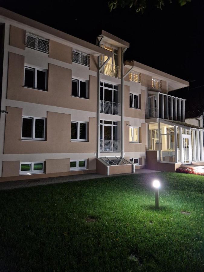 Grand Park Rooms & Apartments Cacak Ngoại thất bức ảnh